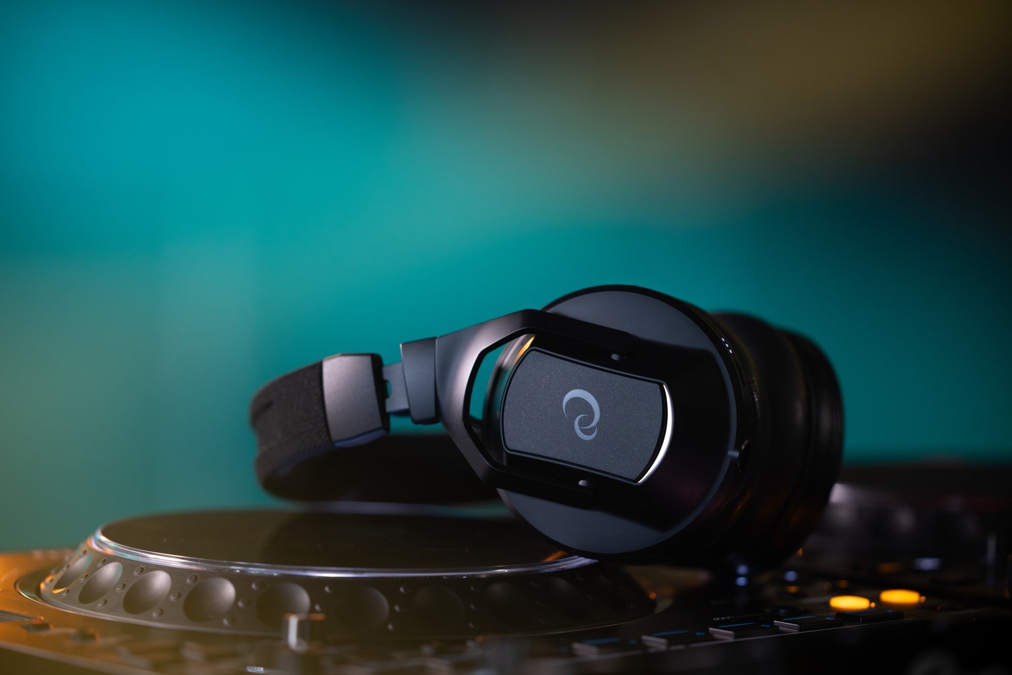 AlphaTheta HDJ-F10: The Ultimate Wireless DJ Headphones