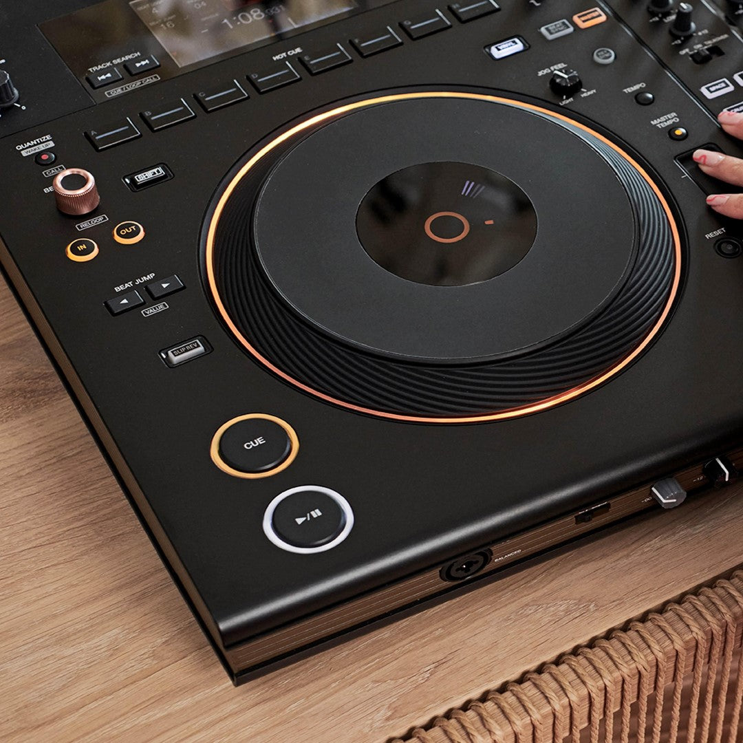 Pioneer DJ OPUS-QUAD All-in-One Professional DJ System Lifestyle Picture of Jog Wheel